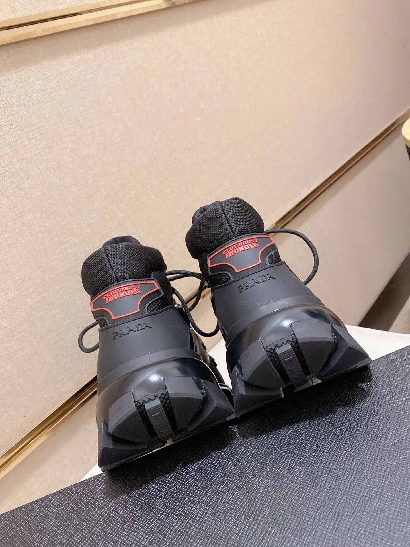 Men's shoes 💰 660💰 ✔️✔️✔️High version for couples 👫 High-quality new PRADA (Prada) counters are launched simultaneously, new men's shoes, 😘fabrics are selected from first-layer cowhide. Lining: imported elastic mesh➕cowhide lining. 👍🏿High-end☄️Open-molded non-slip rubber outsole, exquisite lines, simple and elegant, comfortable and high-end for leisure travel. Number of yards: 35 to 44. Can be customized: 45 46 yards